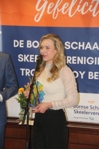 Joy Beune met de glazen trofee.