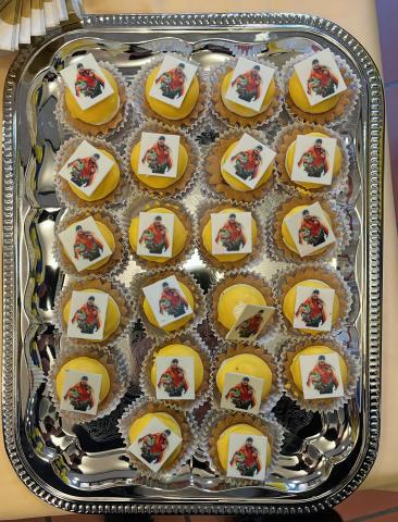 Voor de gasten waren er gebakjes met daarop een foto van Joy Beune.