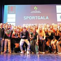 De winnaars van vorig jaar op de gevoelige plaat vastgelegd.