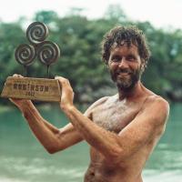 Dennis Wilt met de trofee van Expeditie Robinson 2022.