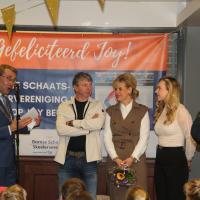 Burgemeester Jan Pierik betrekt de ouders Diane en Edwin van Joy Beune in de huldiging.