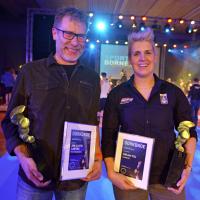 Sportvrouw 2019 Mirjam Pol en Han Vaalt, die de prijs in ontvangst nam namens Sportman 2019 Albert-Jan Lantink. Foto © Stan Geerdink