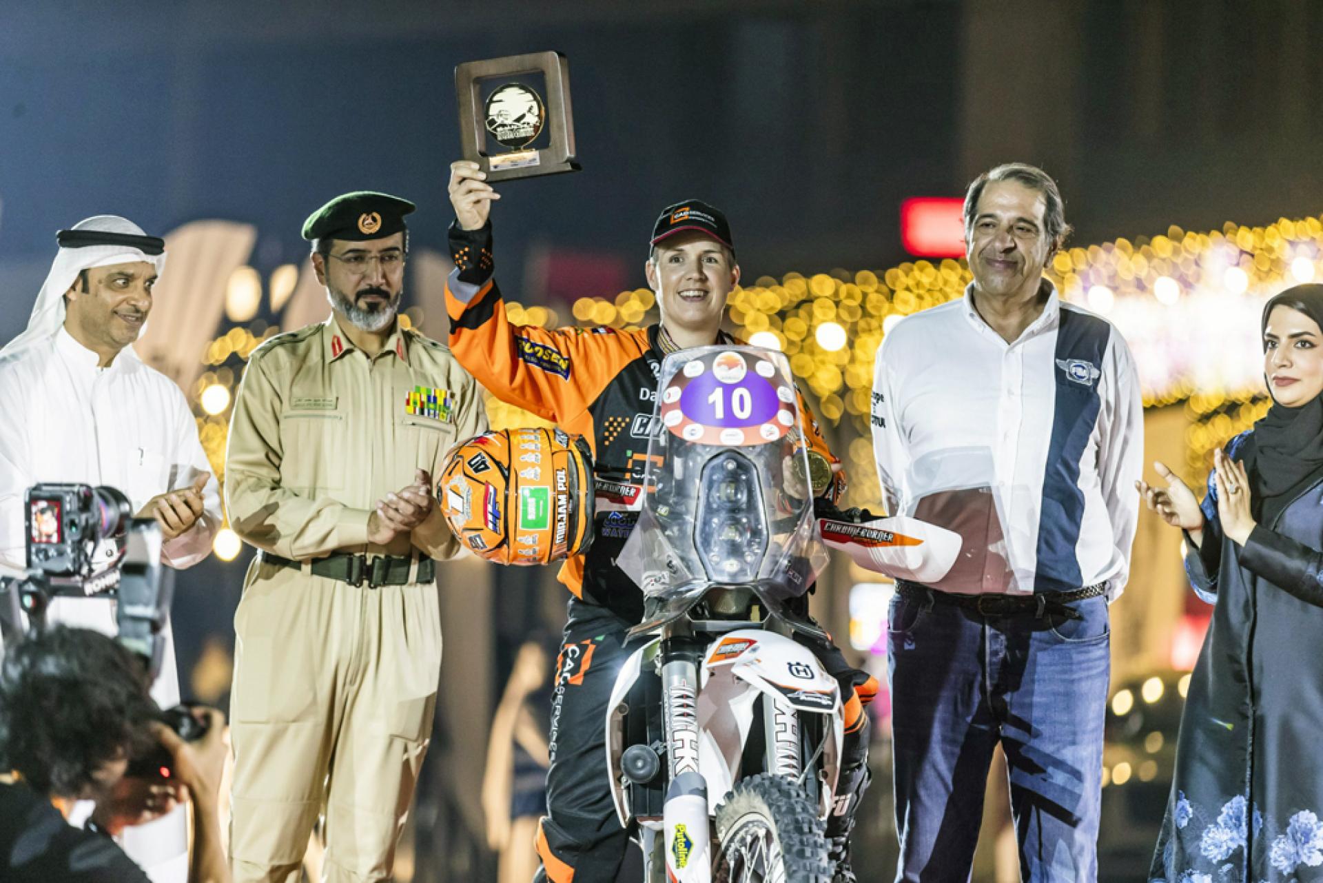  Mirjam Pol viert haar zege in de Dakar 2022