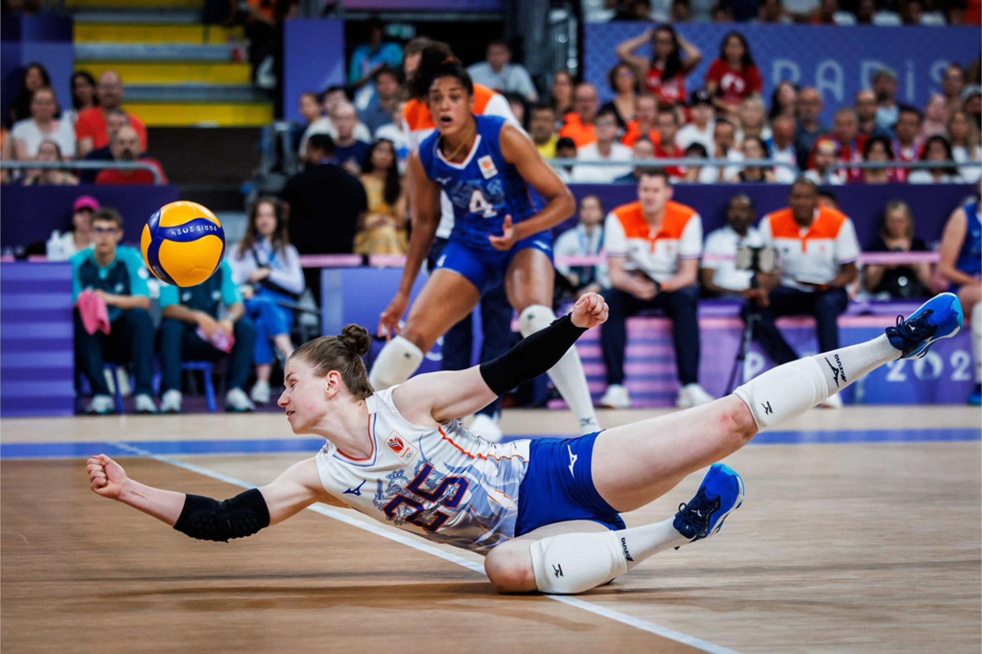 Florien Reesink haalt een bal van dichtbij de grond tijdens de Olympische Spelen in Parijs.