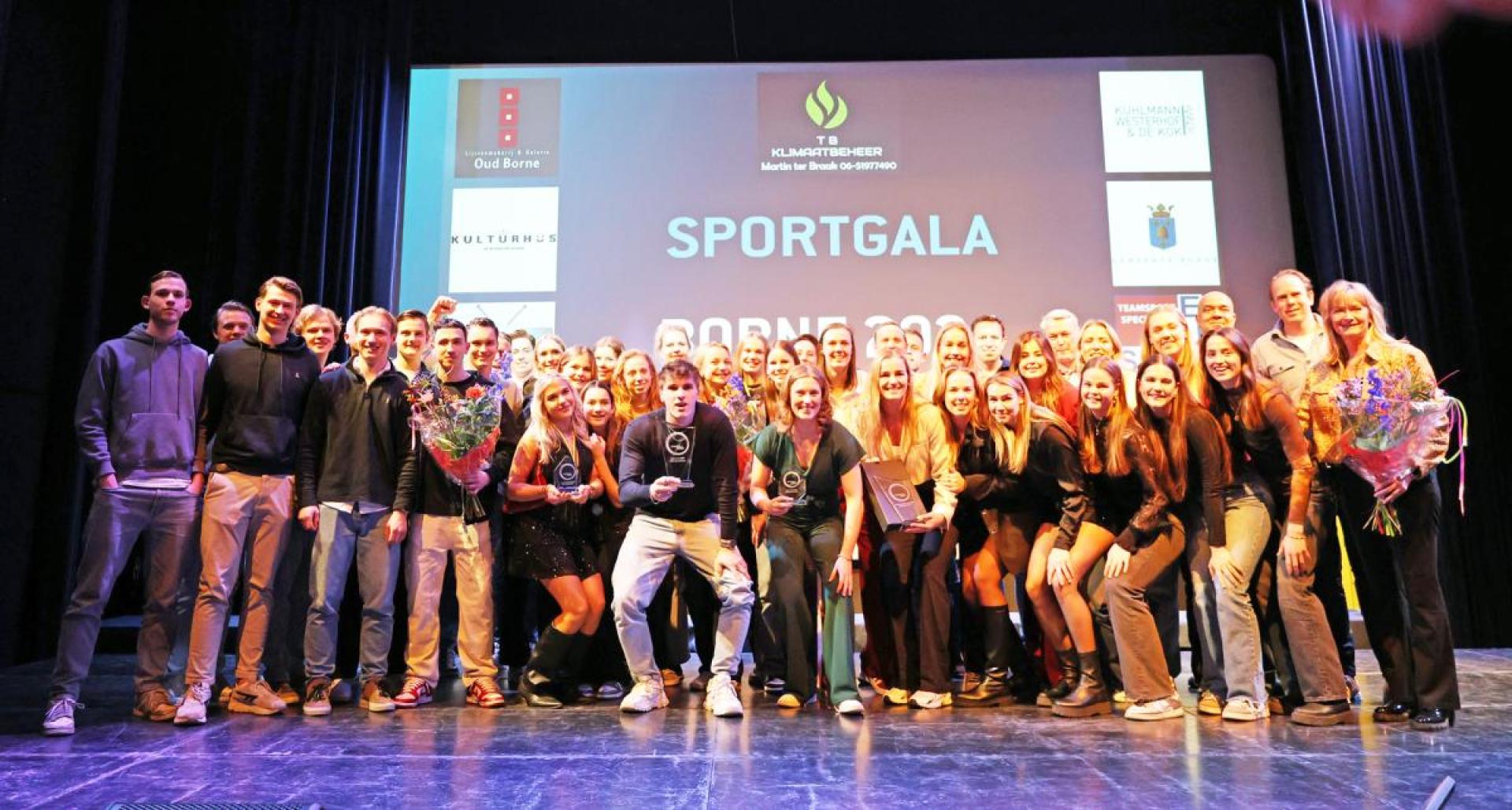 De winnaars van vorig jaar op de gevoelige plaat vastgelegd.