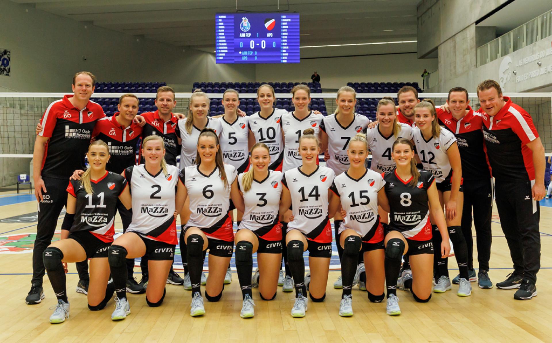 De dames van Apollo 8 voor de Europese wedstrijd in en tegen Porto. Foto Frank Oortwijn