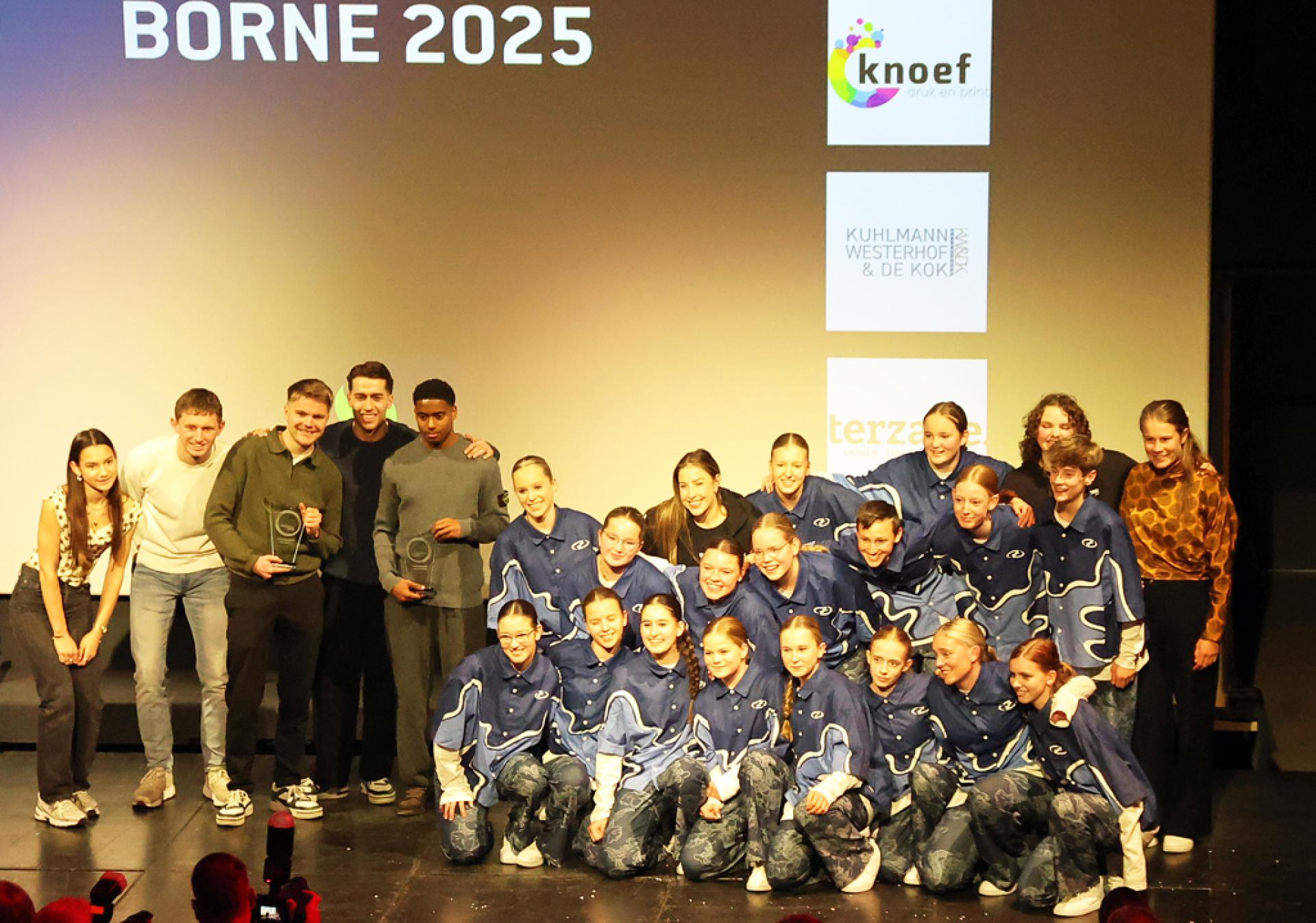 De winnaars na de bekendmaking van de prijzen.